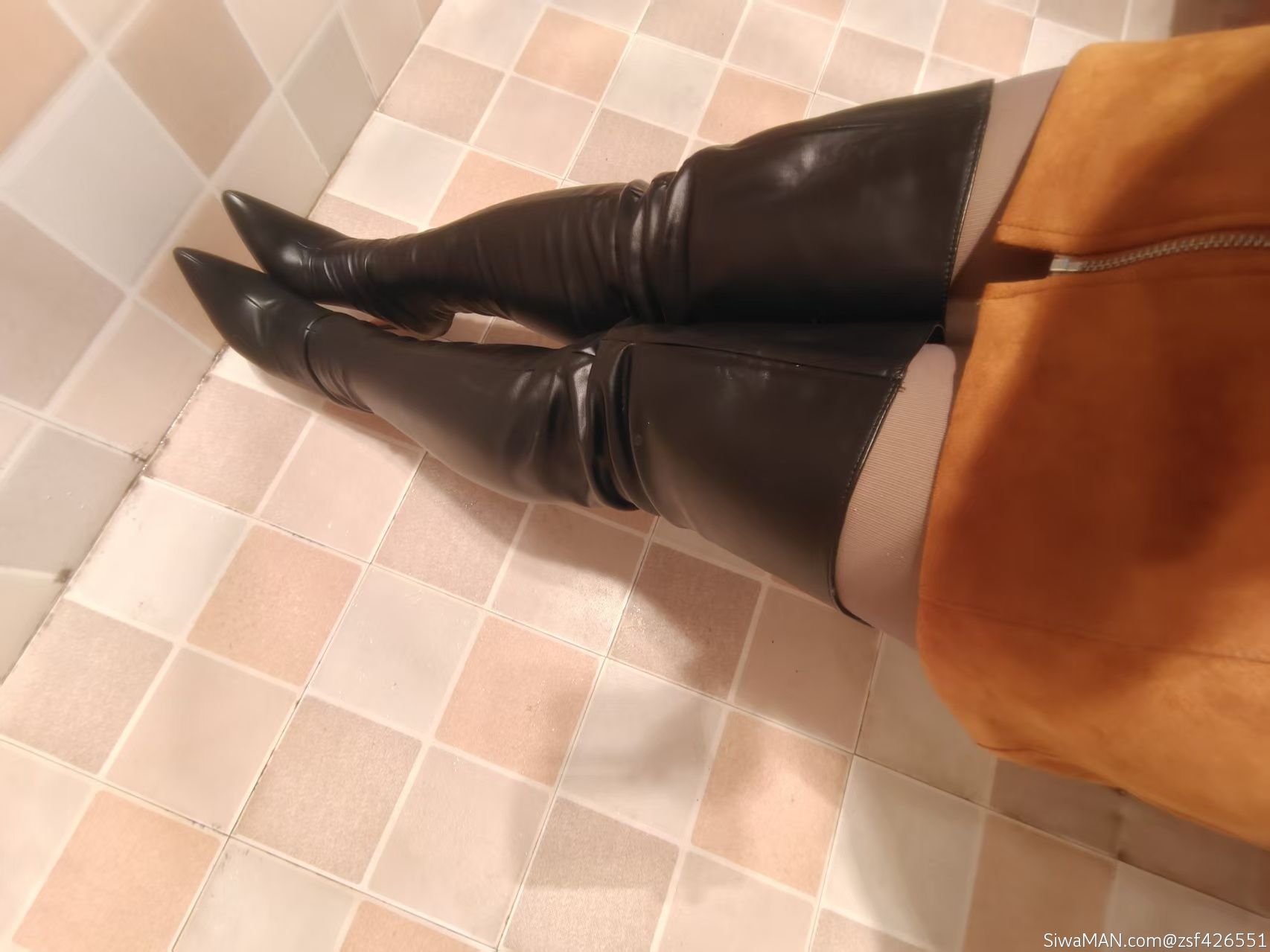 ��ɫ����ȹ+��ɫ��Ƥ��ѥ